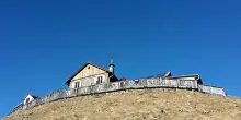 Lasciano i figli di 13 e 16 anni da soli in alta montagna senza controllare che il rifugio sia aperto: i ragazzi restano fuori al freddo e vengono salvati dal Soccorso Alpino