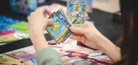 Pensionato tira fuori dalla soffitta dopo 15 anni le carte Pok&eacute;mon e diventa milionario: &ldquo;Erano di mio figlio, non sapevo di avere un tesoro in casa&rdquo;