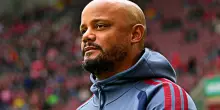Paura per Kompany: l&rsquo;allenatore del Bayern Monaco collassa in campo e viene trasportato in ospedale in elicottero. Cosa &egrave; successo