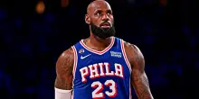 NBA Freestyle | LeBron James non ha voglia di scherzare a Philadelphia: sta in un universo a parte. Ma la star dei Sixers non &egrave; lui