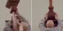 Prete muore durante la messa in diretta social: un grande crocifisso di legno appeso alle sue spalle si stacca e lo colpisce alla testa