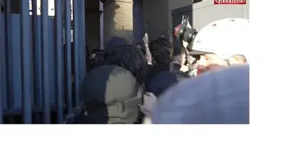 Proteste a Roma, il blitz dei manifestanti al Colosseo: &ldquo;Come si fa a vivere cos&igrave; e a mandare gi&ugrave;?&rdquo;