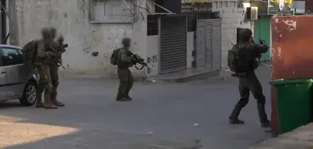Cisgiordania, vasta operazione dell&rsquo;Idf: demolizioni, evacuazioni forzate e decine di arresti. Coloni attaccano palestinesi a Hebron: &ldquo;Diversi feriti&rdquo;
