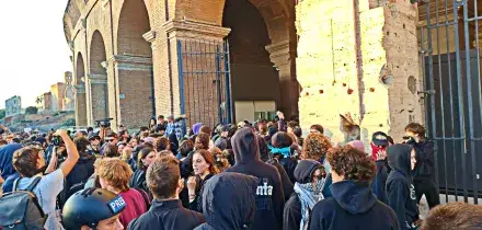 Roma, manifestanti entrano nel Colosseo: forzati gli ingressi