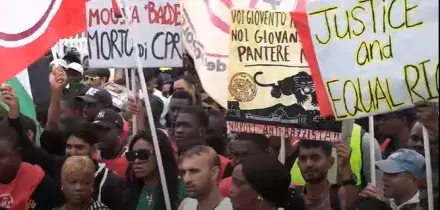 Protesta a Castel Volturno contro la costruzione di un nuovo Cpr: &ldquo;Siamo in 20mila&rdquo;. L&rsquo;arcivescovo di Napoli: &ldquo;Chi governa si fermi&rdquo;