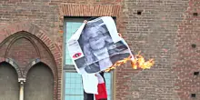 Torino, bruciata una foto di Giorgia Meloni in Piazza Castello