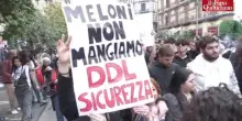 Carovita, poche centinaia in corteo a Napoli. &ldquo;Ci stanno togliendo il futuro, rivendichiamo il diritto di vivere&rdquo;