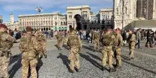 Milano, 500 par&agrave; schierati in centro: i blindati Lince presidiano piazza Duomo in vista delle proteste