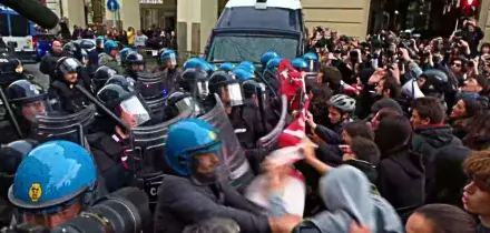 Torino, cariche della polizia contro i manifestanti in Piazza Castello