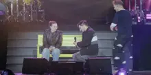 Proposta di matrimonio sul palco, Alfa &ldquo;benedice&rdquo; l&rsquo;unione di due fan al Forum di Milano. Tra gli ospiti Gigi D&rsquo;Alessio, Sangiovanni e Kekko dei Mod&agrave; &ndash; IL VIDEO