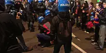 Bologna, manifestante immobilizzato a terra dalla polizia si sente male: portato via in ambulanza. Cori contro gli agenti