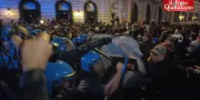 Scontri e tensioni a Roma durante il corteo con migliaia di persone: la polizia usa gli idranti