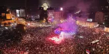 La notte in piazza degli Studenti serbi dopo la vittoria alle elezioni: &ldquo;Siamo liberi. Non perdiamo questa occasione come dopo la caduta di Milosevic&rdquo;