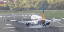 Atterraggio da brividi: i piloti del jet riprendono il controllo mentre la tempesta Boelo spazza l&rsquo;Inghilterra &ndash; VIDEO