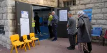 Elezioni in Israele, alle 14 affluenza quasi al 45%: &ldquo;Battuto ogni record&rdquo;. Golan minacciato con un coltello. Netanyahu: &ldquo;Ci vogliono rubare il voto&rdquo;