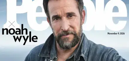 &ldquo;Noah Wyle &egrave; l&rsquo;uomo pi&ugrave; sexy del mondo del 2026&rdquo;: la rivista People incorona l&rsquo;attore di &ldquo;The Pitt&rdquo;. L&rsquo;attore confessa: &ldquo;Lavare i piatti ha un effetto terapeutico&rdquo;