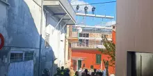 Tre operai minacciano di buttarsi da un&rsquo;impalcatura nel Teramano: &ldquo;Siamo in subappalto e non ci pagano&rdquo;