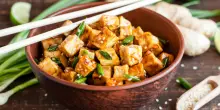 Il tofu batte carne e formaggi: &egrave; al primo posto nella classifica di Cambridge delle migliori fonti proteiche. Pollo solo settimo, tonno ottavo e cheddar ultimo: ecco perch&eacute;