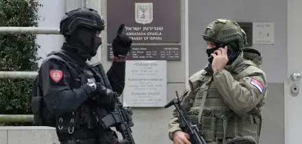 Belgrado, attacca poliziotto con il coltello davanti all&rsquo;ambasciata di Israele: ucciso. &ldquo;E&rsquo; un minore sostenitore dell&rsquo;Isis&rdquo;