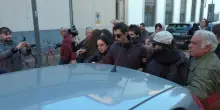 Youssef Siher lascia il carcere di San Vittore &ldquo;protetto&rdquo; dai sostenitori: gli applausi al 30enne &ndash; Video