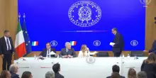 Il ministro Giorgetti prova a lasciare la conferenza stampa ma Meloni lo blocca: &ldquo;Se vai via tu noi che facciamo?&rdquo;