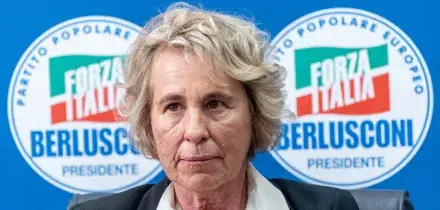 Medici no-vax, la Camera approva il reintegro voluto da FdI. Ma Forza Italia si ribella: &ldquo;Cambieremo la norma in Senato&rdquo;