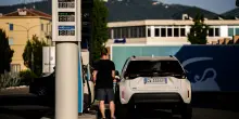 Rincari carburanti, taglio delle accise da 4 centesimi al litro fino al 7 novembre. Unione consumatori: &ldquo;Presa in giro ridicola&rdquo;