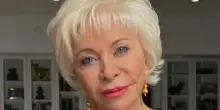 &ldquo;Ho sognato Antonio Banderas, era nudo su una tortilla messicana, con guacamole e salsa, lo arrotolavo e lo mangiavo. L&rsquo;amore? Muore, senza alcun motivo&rdquo;: Isabel Allende si racconta