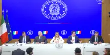Ok alla manovra, ripescato il taglio Irpef ma solo fino a 55mila euro. Sale a 100mila euro la soglia di ricavi per l&rsquo;accesso alla flat tax degli autonomi