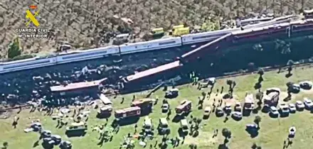 Spagna, le prime immagini dopo lo scontro: la zona del disastro, i treni schiacciati, i vagoni precipitati