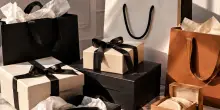 Quando il lusso ha cominciato a desiderare i ragazzi: cos&igrave; gli accessori di moda sono diventati simboli di status e appartenenza