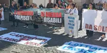 Caregiver in piazza contro il ddl Locatelli: &ldquo;400 euro al mese per assistere i nostri figli? &Egrave; lavoro nero di Stato. No elemosina, vogliamo dignit&agrave;&rdquo;