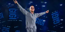 Gigi D&rsquo;Alessio: &ldquo;Le mie canzoni nascono con l&rsquo;intelligenza napoletana, non artificiale. Con sei figli che mi chiamano ogni giorno, la pelle resta sempre giovane. L&rsquo;ultima nata Ginevra mi commuove sempre&rdquo;