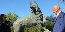 Inaugurata a Roma una statua dedicata a Dox, il cane che per decenni ha servito la Polizia di Stato