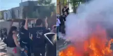 Corteo a Napoli, bruciato un carro armato di cartone per protesta contro la spesa militare