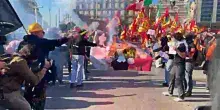Napoli, bruciate le immagini di Meloni e Bernini durante lo sciopero generale