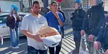 Napoli, manifestanti portano cornetti e sfogliatelle alle forze dell&rsquo;ordine: &ldquo;Gesto per abbassare le barriere&rdquo;