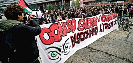 Sciopero generale in Italia, da Milano a Roma i cortei contro il carovita e il riarmo. Manifestazioni in oltre 50 citt&agrave;