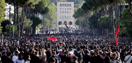 Nuove proteste contro Rama in Albania: cassonetti in fiamme e bombe molotov contro idranti e lacrimogeni