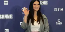 Laura Pausini, chiede l&rsquo;ossigeno durante il live interrompendo il concerto