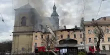 Attacchi con drone nel centro di Leopoli, in fiamme un palazzo
