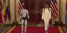 Brigitte Macron accolta alla Casa Bianca da un robot umanoide