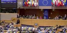 Parlamento europeo vieta l&rsquo;uso dell&rsquo;AI per deepfake pornografici
