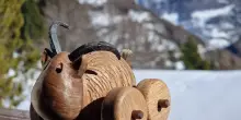 Val d&rsquo;Aosta, l&rsquo;arte del legno di Demis Massoni reinventa i &ldquo;Tat&agrave;&rdquo; giocattoli tipici