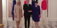 Macron e Brigitte a Tokyo ricevuti dalla premier Sanae Takaichi