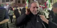 Iran, il presidente Pezeshkian a sorpresa tra la folla a Teheran