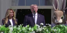 Trump parla di Iran a fianco di un coniglio gigante di Pasqua
