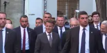 Roma, per Macron un&rsquo;ora e mezza di visita a comunit&agrave; S.Egidio
