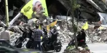Libano, bandiere di Hezbollah tra le macerie di Beirut