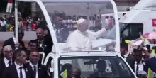 Il Papa in Angola saluta la folla in festa dalla papamobile